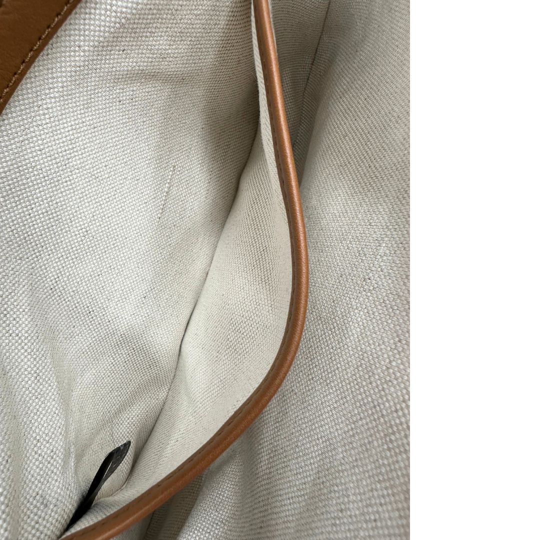 Interno tasca, Borsa Gucci in canvas beige GG e finiture in pelle color marrone con dettaglio Horsebit sulla chiusura. Borsa a spalla media con pattina frontale. Originale usata, di lusso, in ottime condizioni.