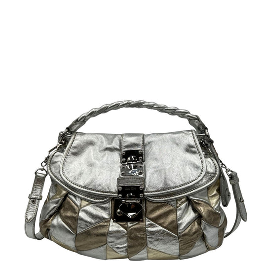 front Borsa Miu Miu in pelle matelassè color argento e oro champagne con parti metalliche argentate, di lusso, originale, ottime condizioni