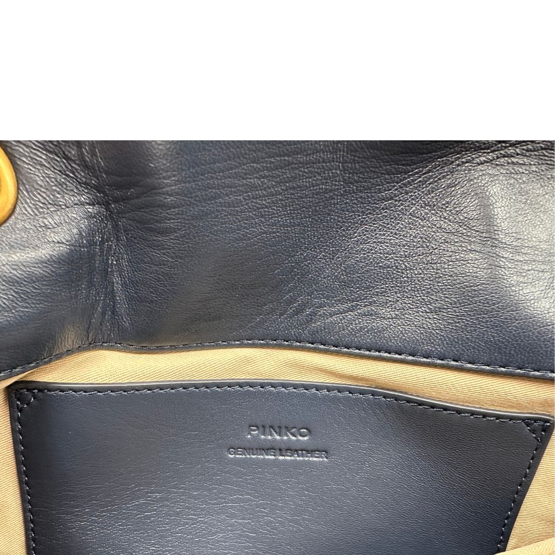 Borsa Pinko nella versione media in morbida nappa blu trapuntata e hardware dorato, indossabile a tracolla o a spalla. Originale, usata, di lusso, in ottime condizioni.