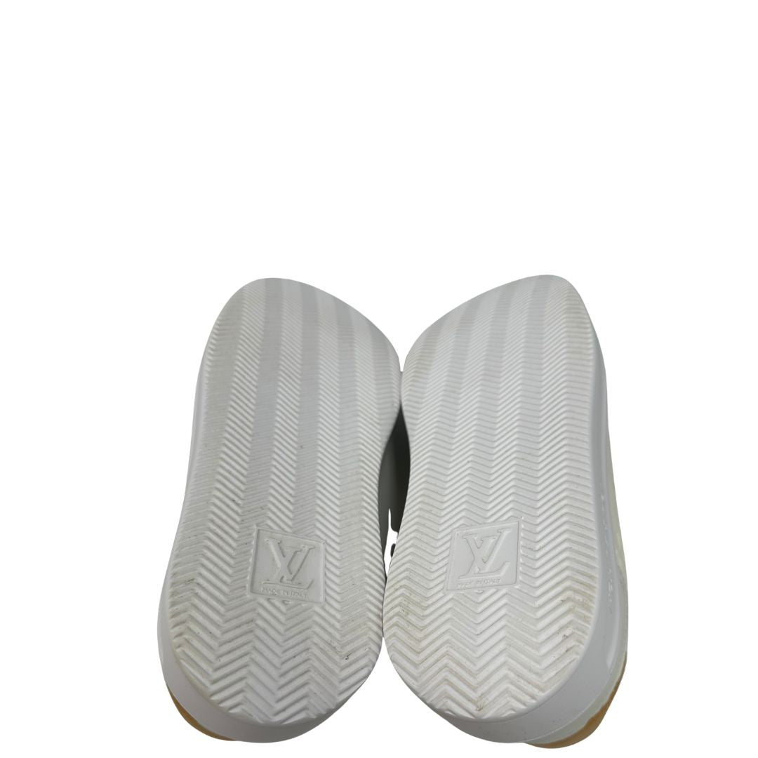 La sneaker Beverly Hills è realizzata in morbida pelle di vitello martellata con l'iconico motivo Monogram impresso