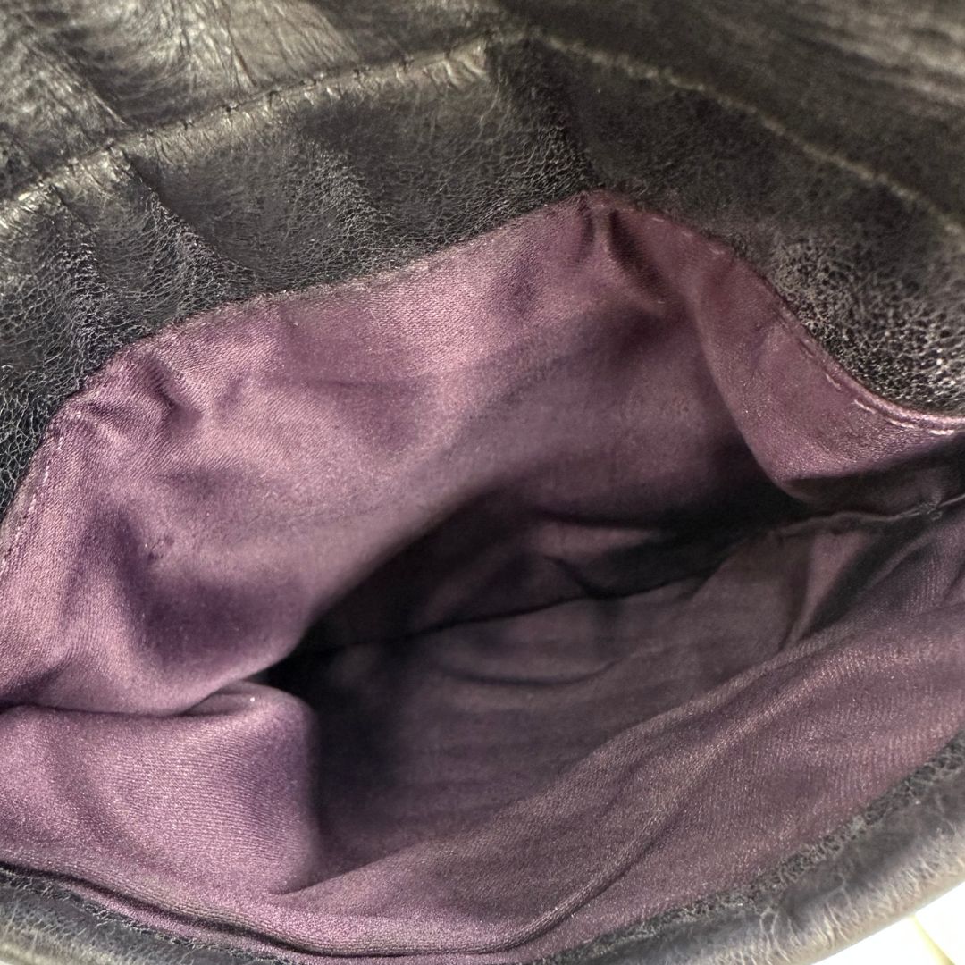 interno della borsa Miu Miu realizzata in pelle color viola melanzana con lavorazione matelassé, caratterizzata da morbide arricciature, di lusso, originale, ottime condizioni, usata