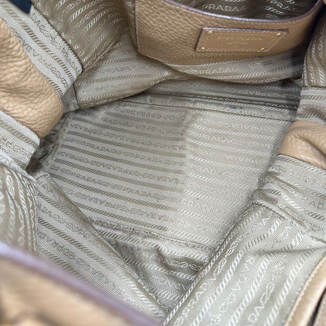 interno Borsa Prada in pelle color argilla con hardware dorato, indossabile a spalla o a tracolla, di lusso, originale, buone condizioni, usata