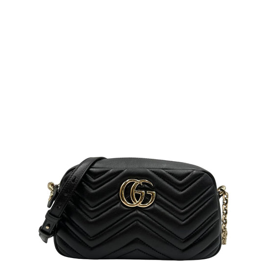 Camera bag Gucci Marmont in pelle nera trama chevron con hardware dorato
