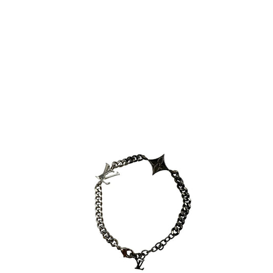 Bracciale Louis Vuitton in ottone argentato scuro e metallo con finitura chiara lucida, impreziosito da piccoli charm monogram
