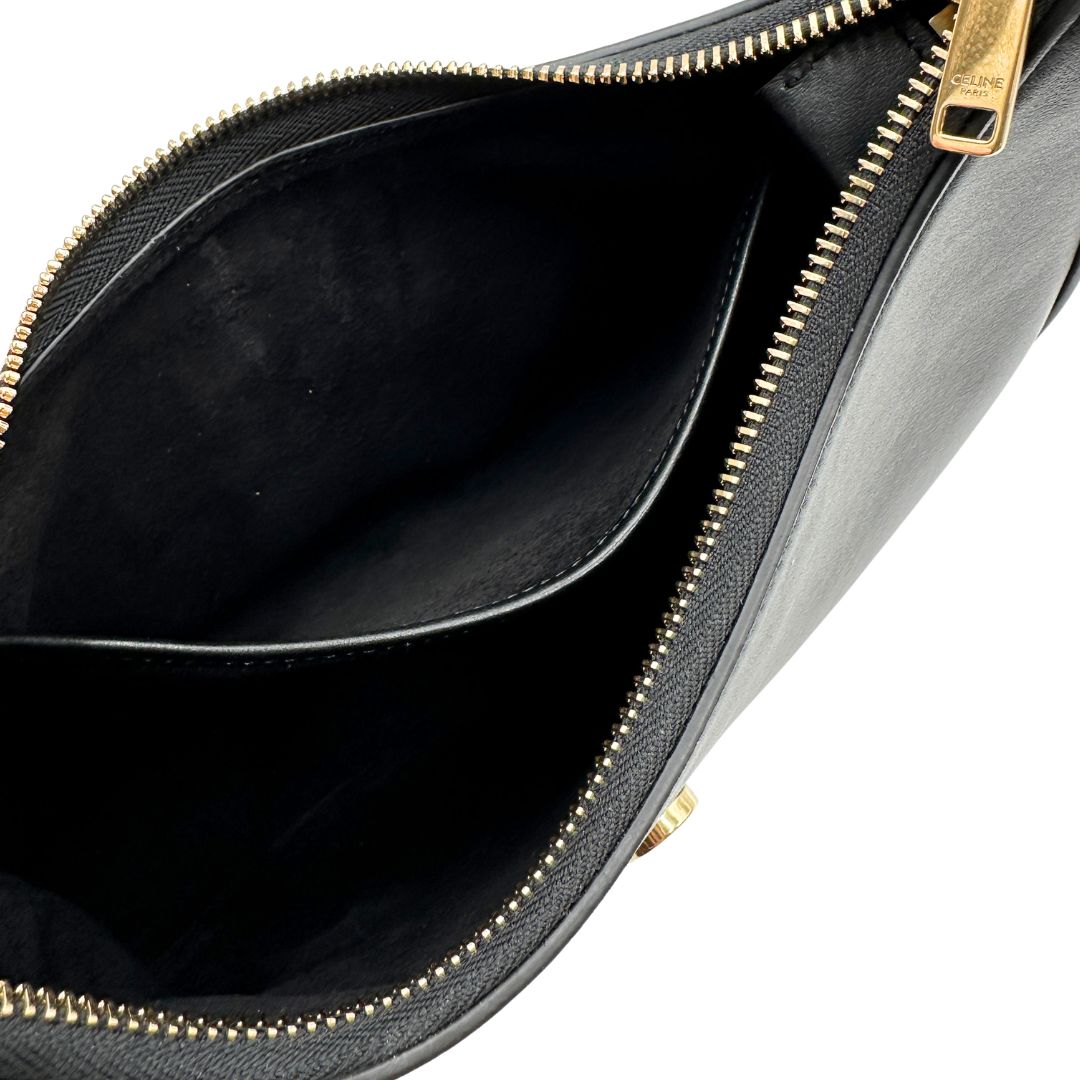 interno Borsa Celine Ava Triomphe nella misura media, dalla silhouette a mezza luna, caratterizzata da una firma Triomphe iconica espressione della renaissance Celine, di lusso, originale, eccellenti condizion