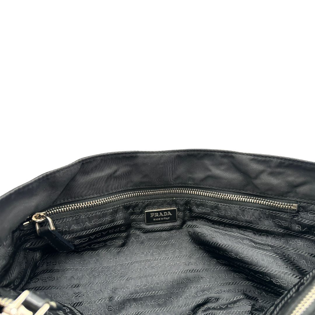 interno Borsa Prada realizzata in nylon nero con hardware argentato; munita di doppi manici, di lusso, usata