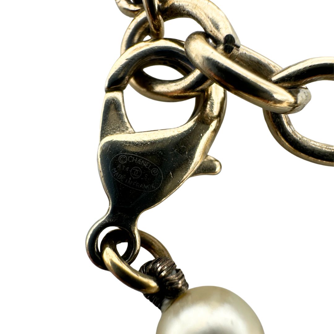 Bracciale Chanel caratterizzato da perle artificiali