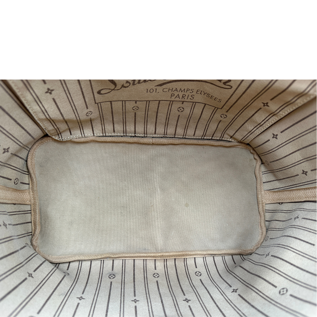 Interno, Louis Vuitton Neverfull nella versione MM in canvas monogram. Indossabile a spalla. Originale, usata, di lusso, in ottime condizioni.
