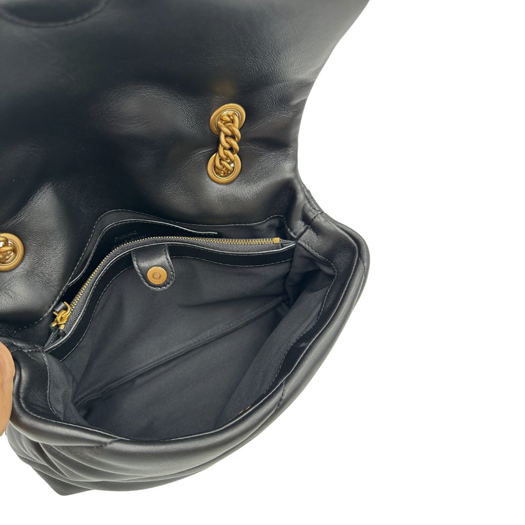 Interno, Borsa Pinko nella versione media in morbida nappa nera trapuntata e hardware dorato, indossabile a tracolla o a spalla. Originale, usata, di lusso, in condizioni eccellenti.