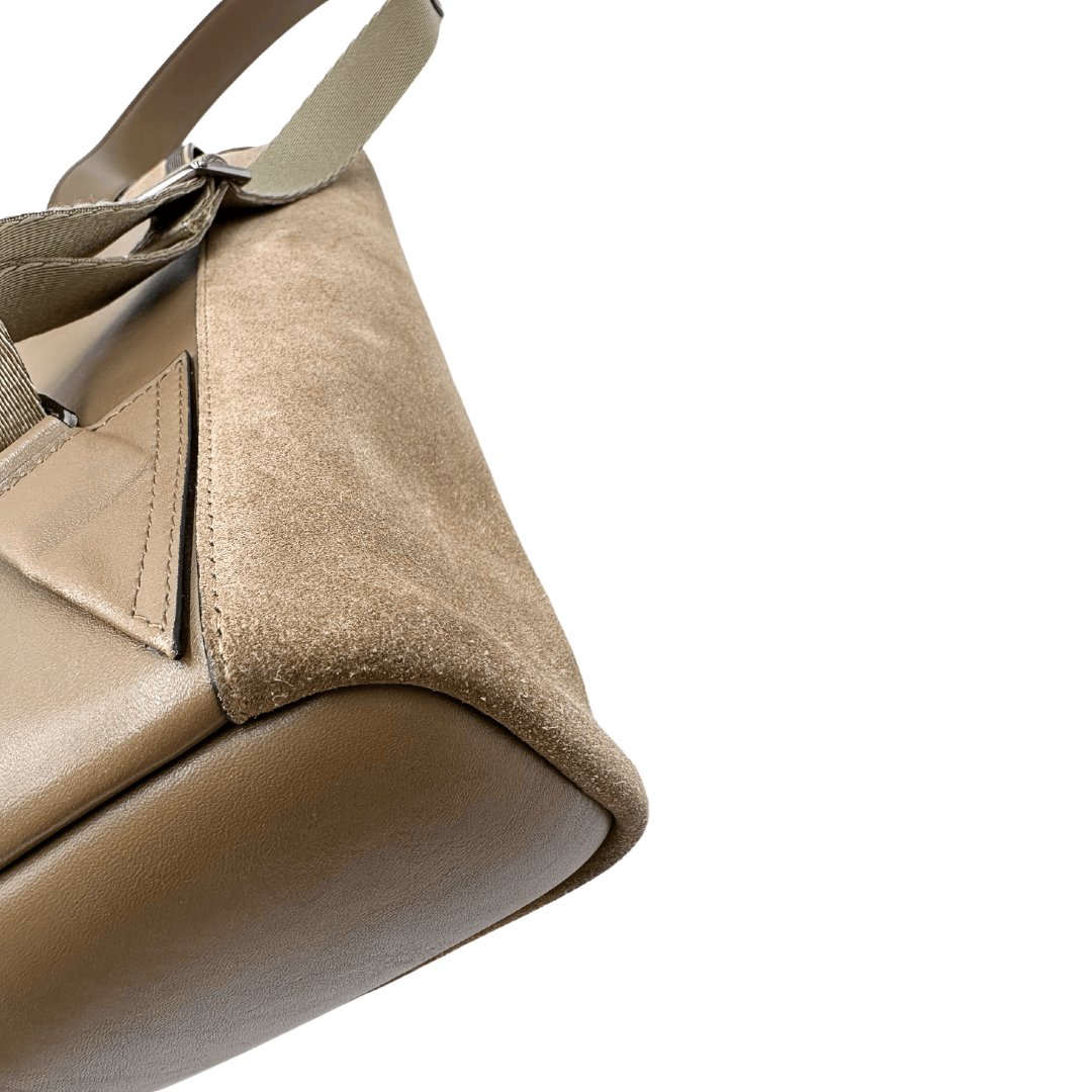 Angolo Zaino Brunello Cucinelli in pelle scamosciata marrone tortora con dettagli in pelle liscia e parti metalliche argento imbrunito. Munito di un manico singolo e bretelle regolabili. Originale, usato, in condizioni ottime.