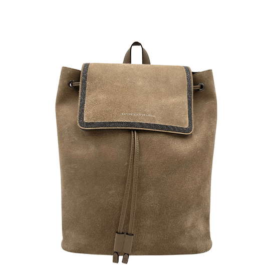 Zaino Brunello Cucinelli in pelle scamosciata marrone tortora con dettagli in pelle liscia e parti metalliche argento imbrunito. Munito di un manico singolo e bretelle regolabili. Originale, usato, in condizioni ottime.