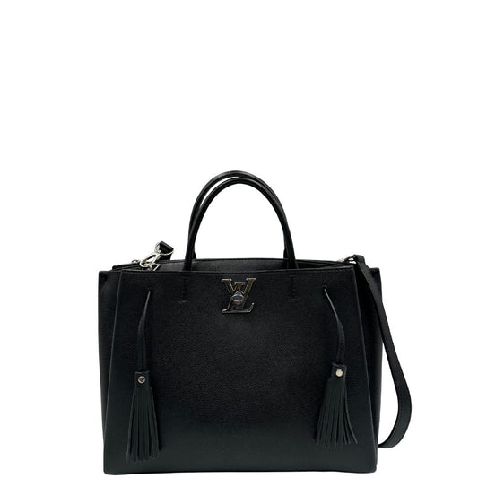 Borsa LV in pelle nera con parti metalliche argentate; munita di doppi manici stondati e una tracolla amovibile.