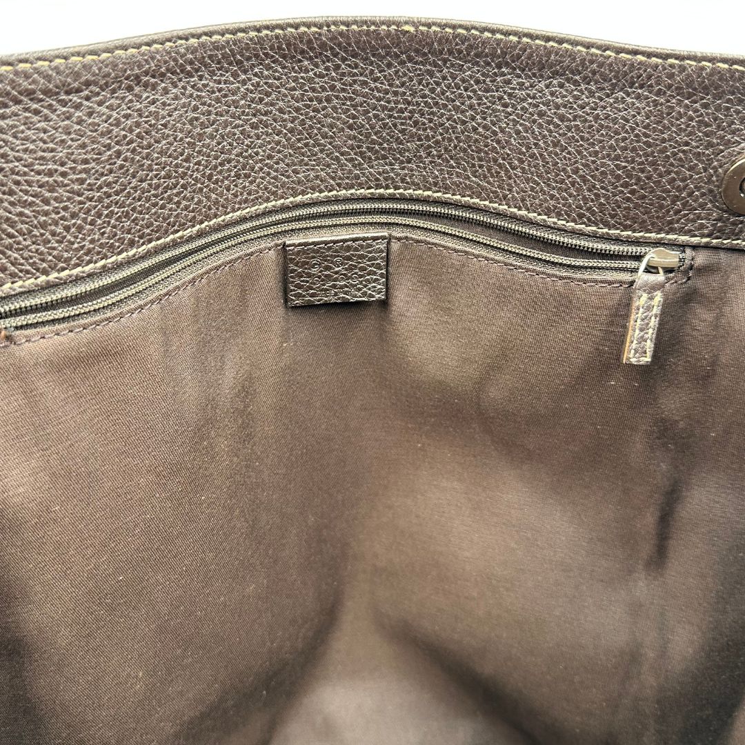 interno Borsa Gucci in tela cerata lucida beige GG con finiture in pelle marroni; munita di doppi manici, indossabile a spalla. Completa di dustbag, di lusso, ottime condizioni, usata.