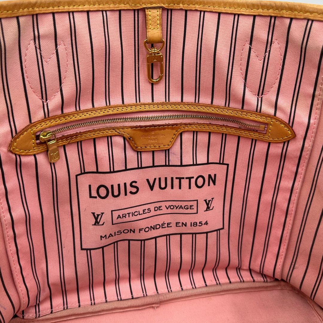 interno Borsa Louis Vuitton Neverfull MM in canvas marrone monogram con finiture in vacchetta naturale e parti metalliche dorate, caratterizzata da motivo Palm Dots; munita di doppi manici, indossabile a spalla, di lusso, originale, ottime condizioni.