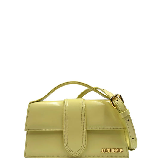 Front Borsa Jacquemus in pelle glacé color giallo burro con parti metalliche dorate, munita di una tracolla regolabile e amovibile e un manico singolo
