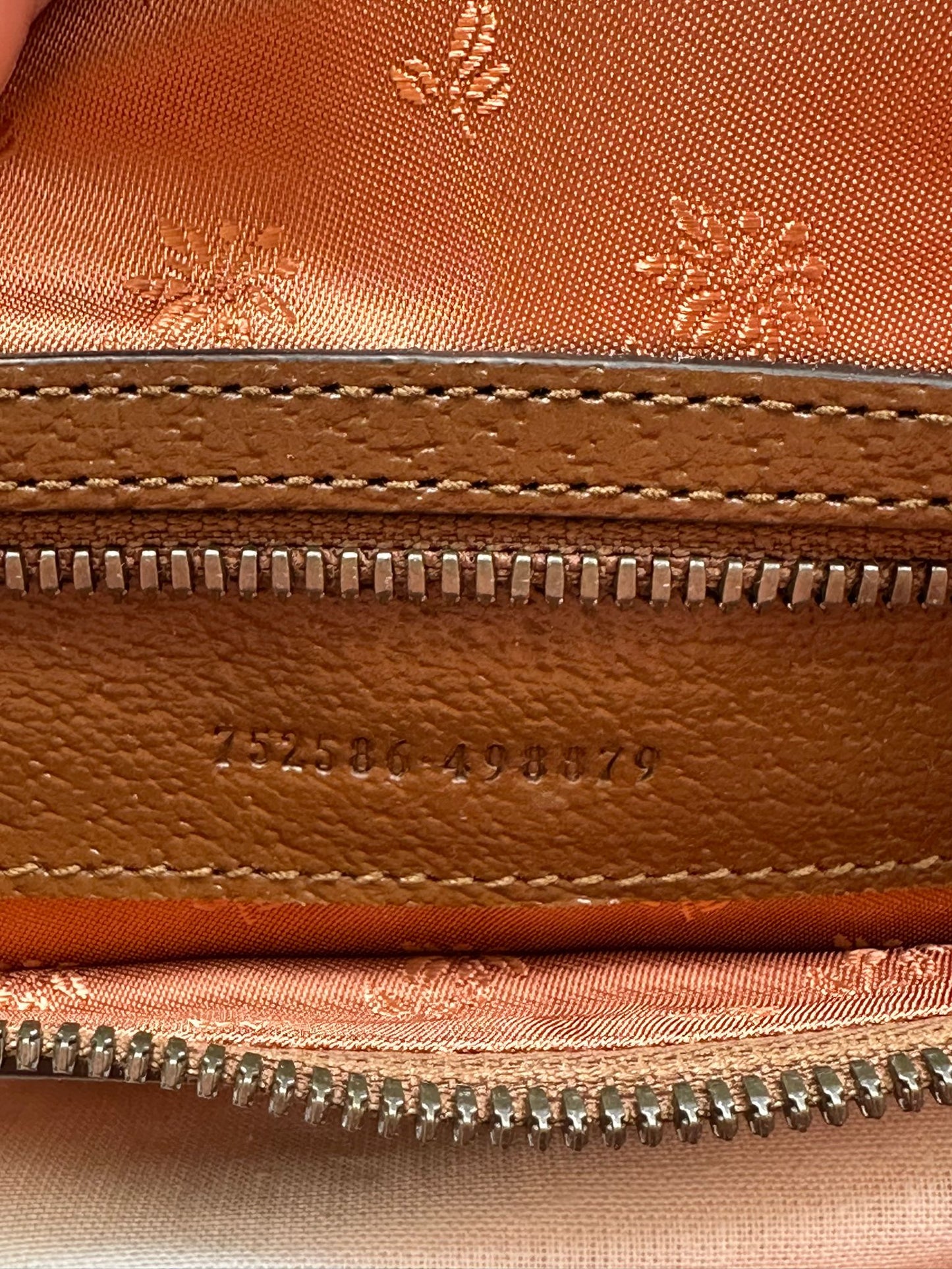 Codice seriale Tote Gucci in tessuto Jacquard beige, con stampa morsetto Horsebit sui toni del rosso porpora e beige. Impreziosita da finiture in pelle marrone e parti metalliche dorate. Munita di doppi manici stondati e tracolla regolabile, e rimovibile. Completa di busta logata. Originale, usato, in condizioni eccellenti.