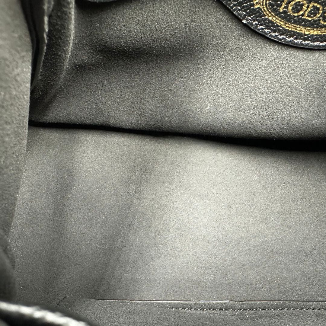 Interno, Borsa Tod's in pelle martellata nera con hardware dorato, indossabile a tracolla. Originale, usata, di lusso, in ottime condizioni.