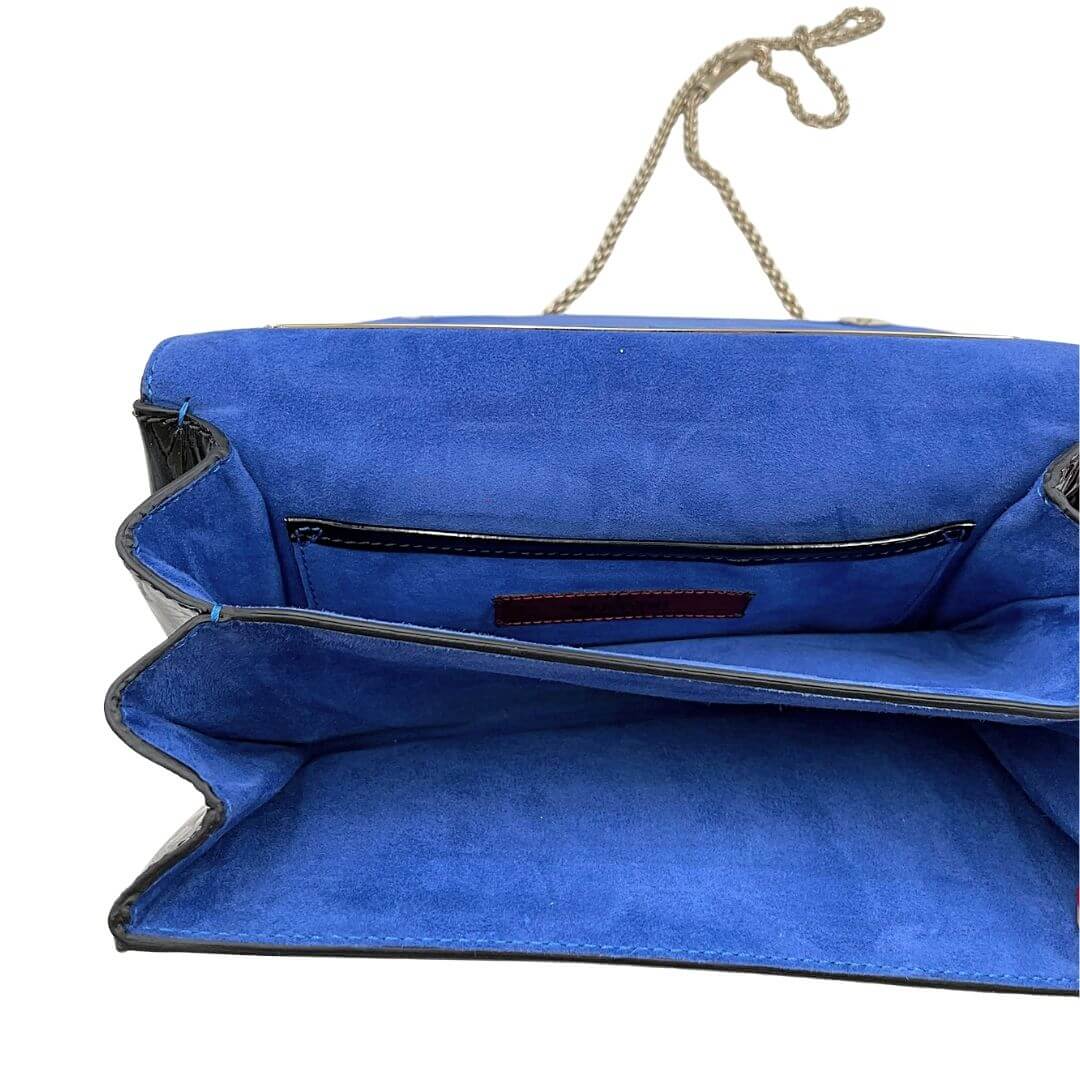 Foto pochette con tracolla Valentino Garavani in pelle vernis azzurra con borchie, foto tasche interne