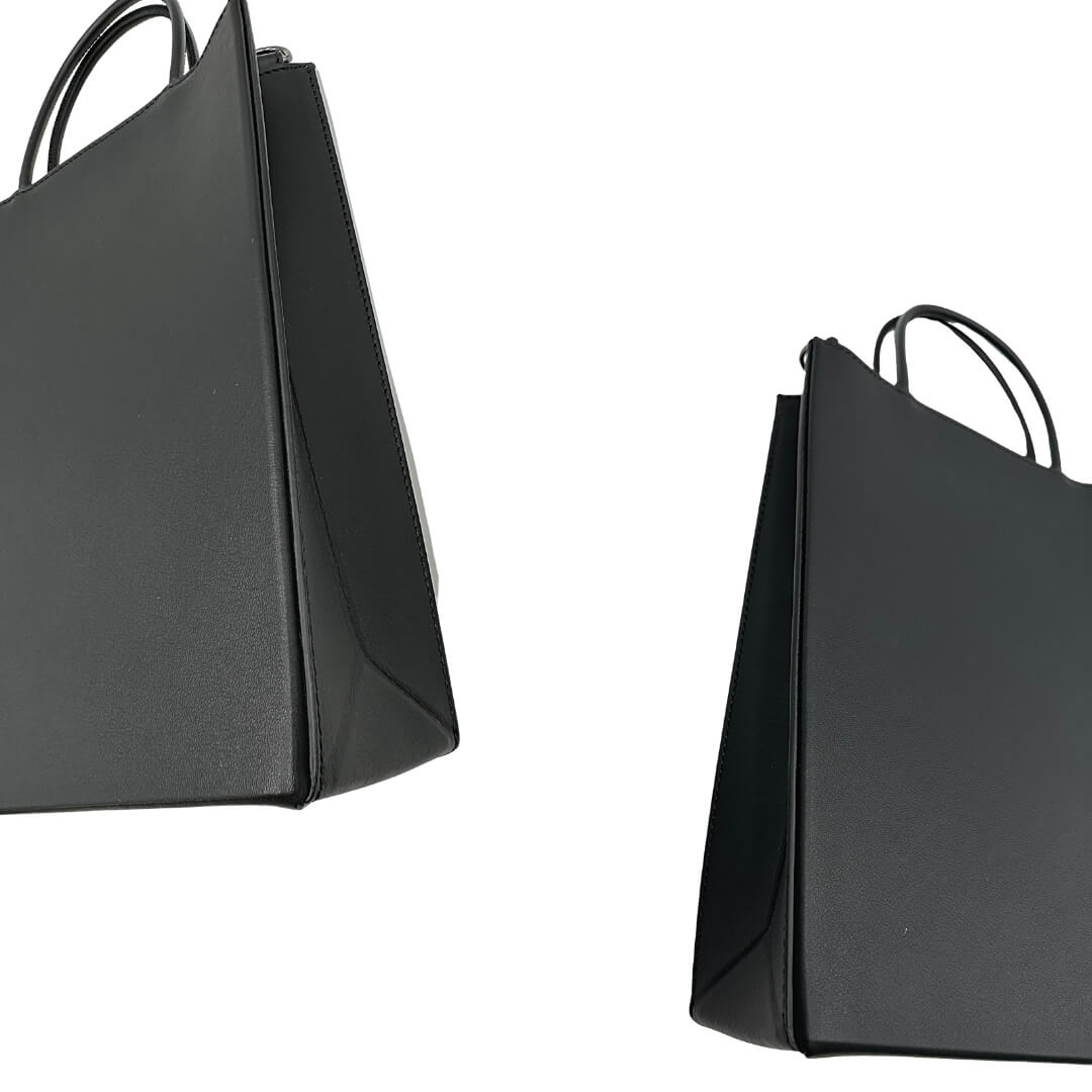 Borsa Fendi in pelle nera con parti metalliche argentate, munita di doppi manici e una tracolla amovibile e regolabile. Completa di dustbag e cartellino.