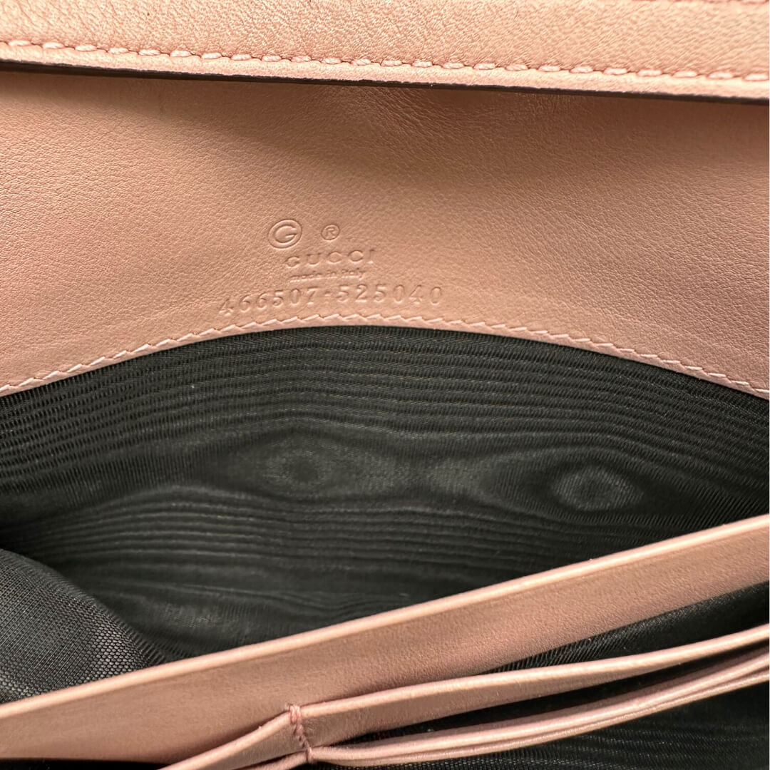 Wallet Gucci in pelle rosa GG Supreme rifinito con parti metalliche dorate; munito di una tracolla amovibile, interno