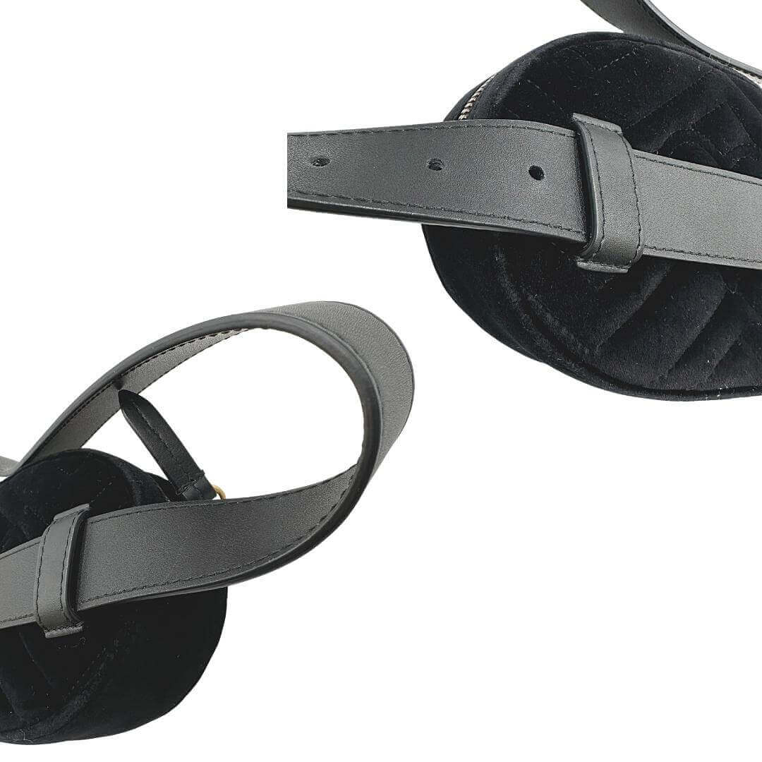 Marsupio Gucci in velluto chevron nero con parti metalliche dorate; munito di una cintura in pelle tono su tono