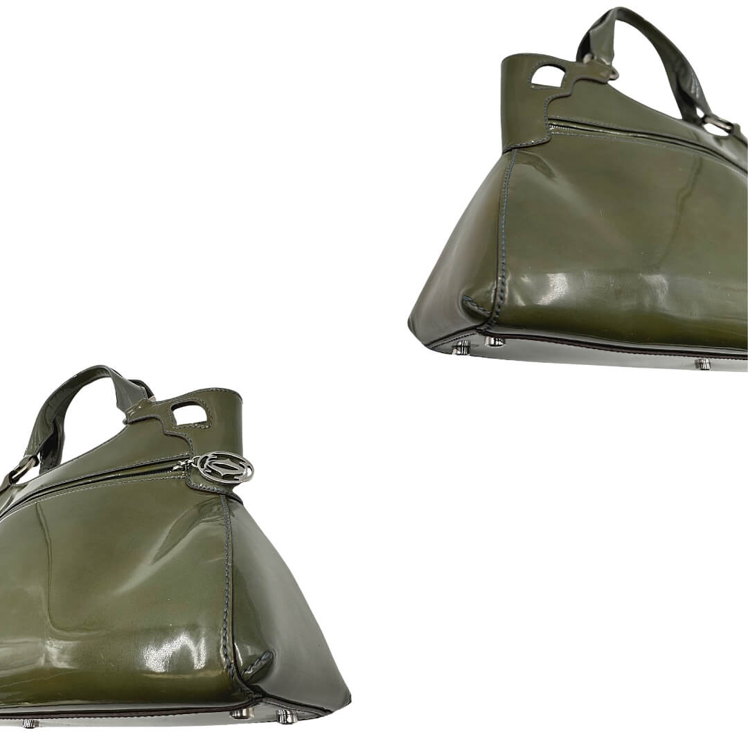 Borsa Cartier Marcello in pelle verniciata verde oliva con parti metalliche argento opaco. Munita di doppi manici e rifinita con logo forato sul front. Completa di dustbag. Originale, usato, in condizioni ottime.