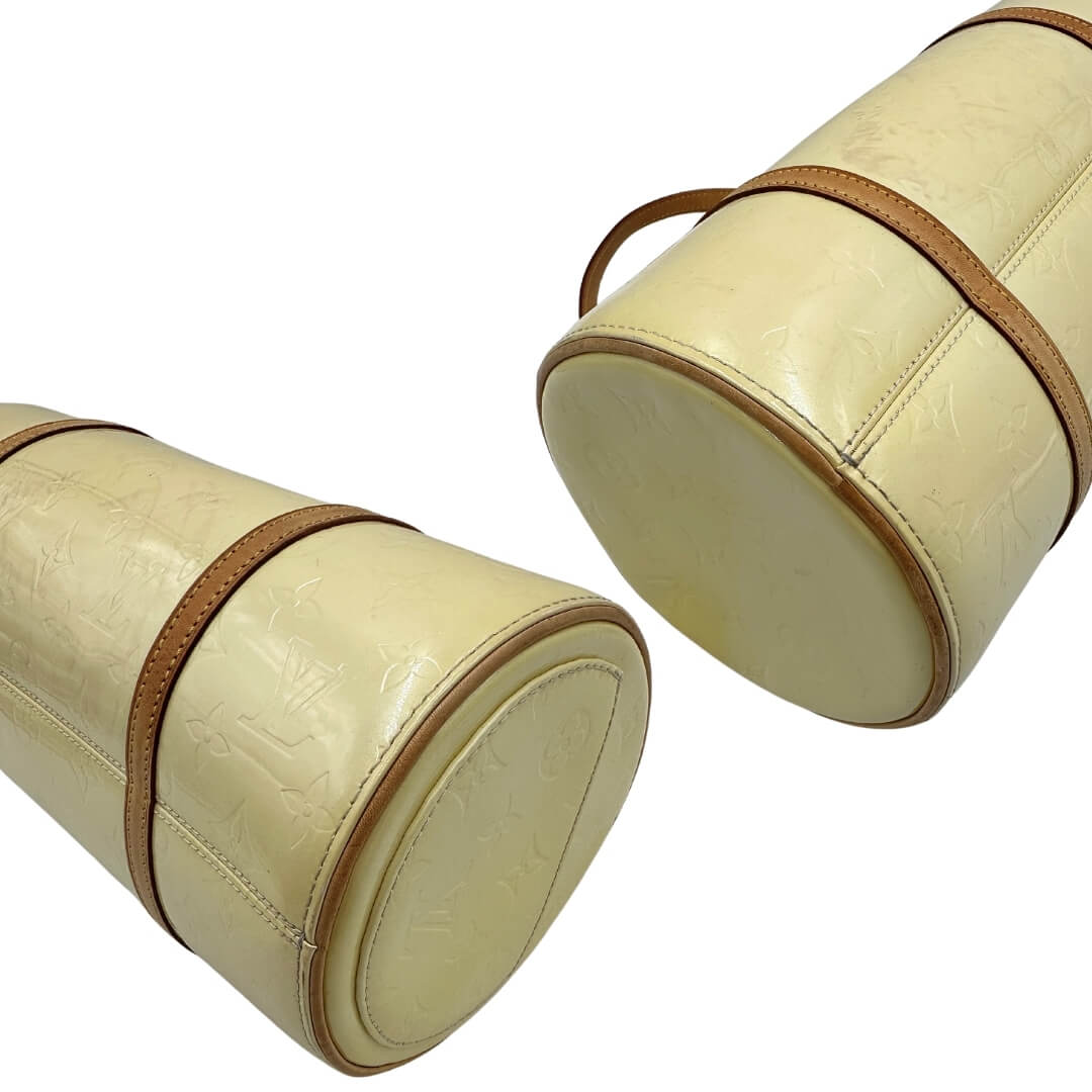 Borsa L.V. in pelle lucida monogram color crema, finiture in vacchetta naturale e parti metalliche dorate; munita di doppi manici, da portare a spalla