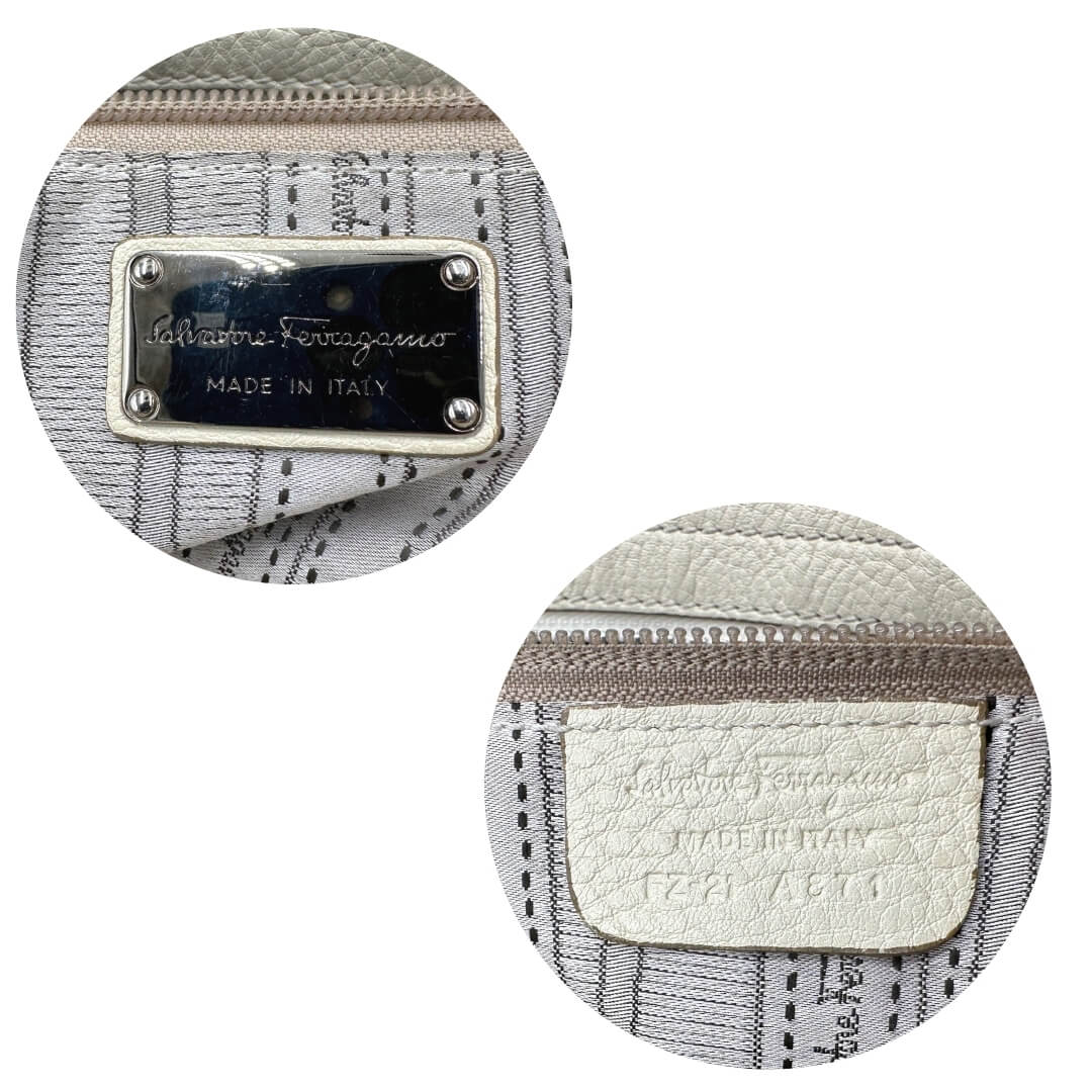 Borsa Salvatore Ferragamo in pelle martellata bianca con parti metalliche argentate, munita di un manico singolo e una tracolla amovibile e regolabile.