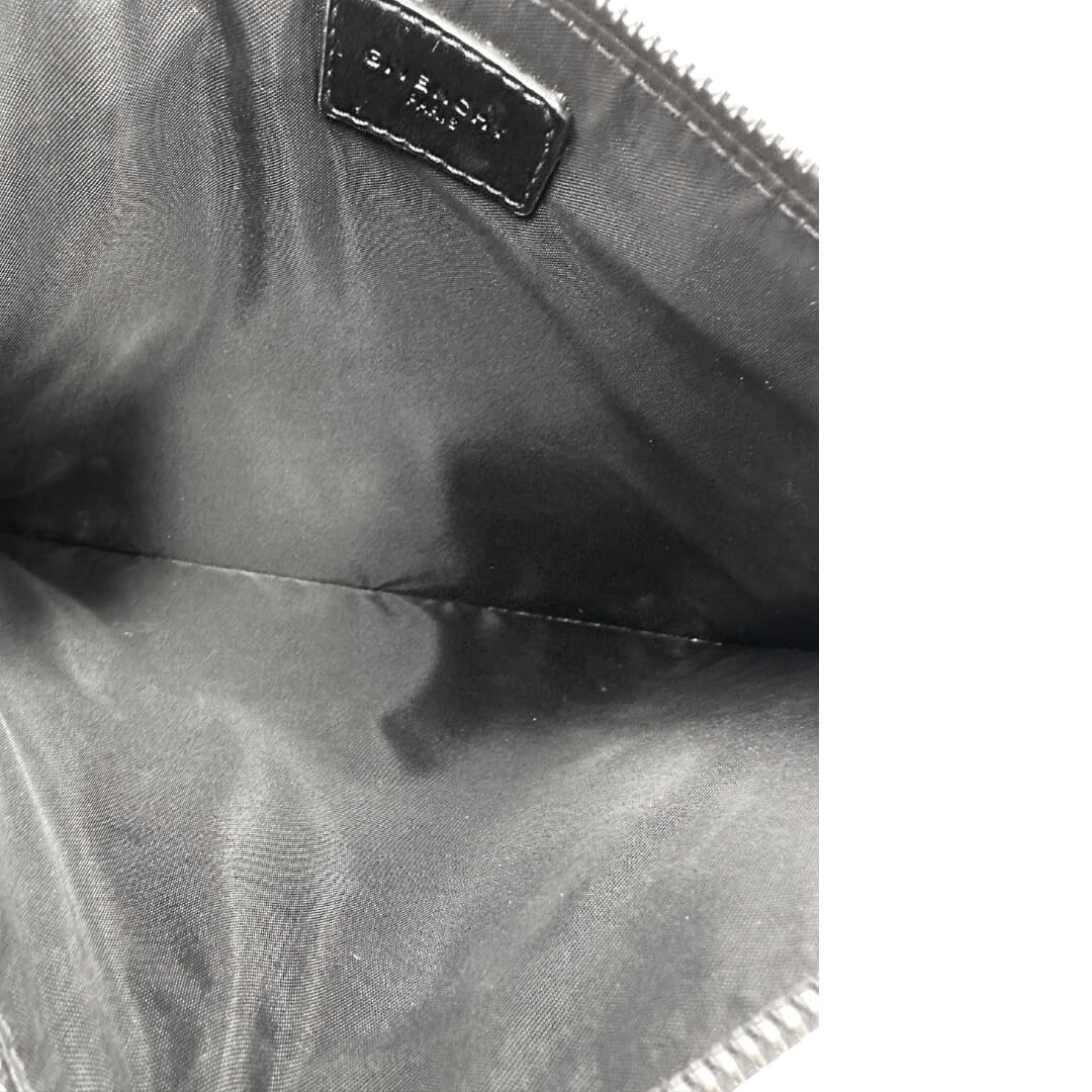 interno Pochette Givenchy in pelle nera con stampa scimmie sul front, rifinita con parti metalliche argentate.