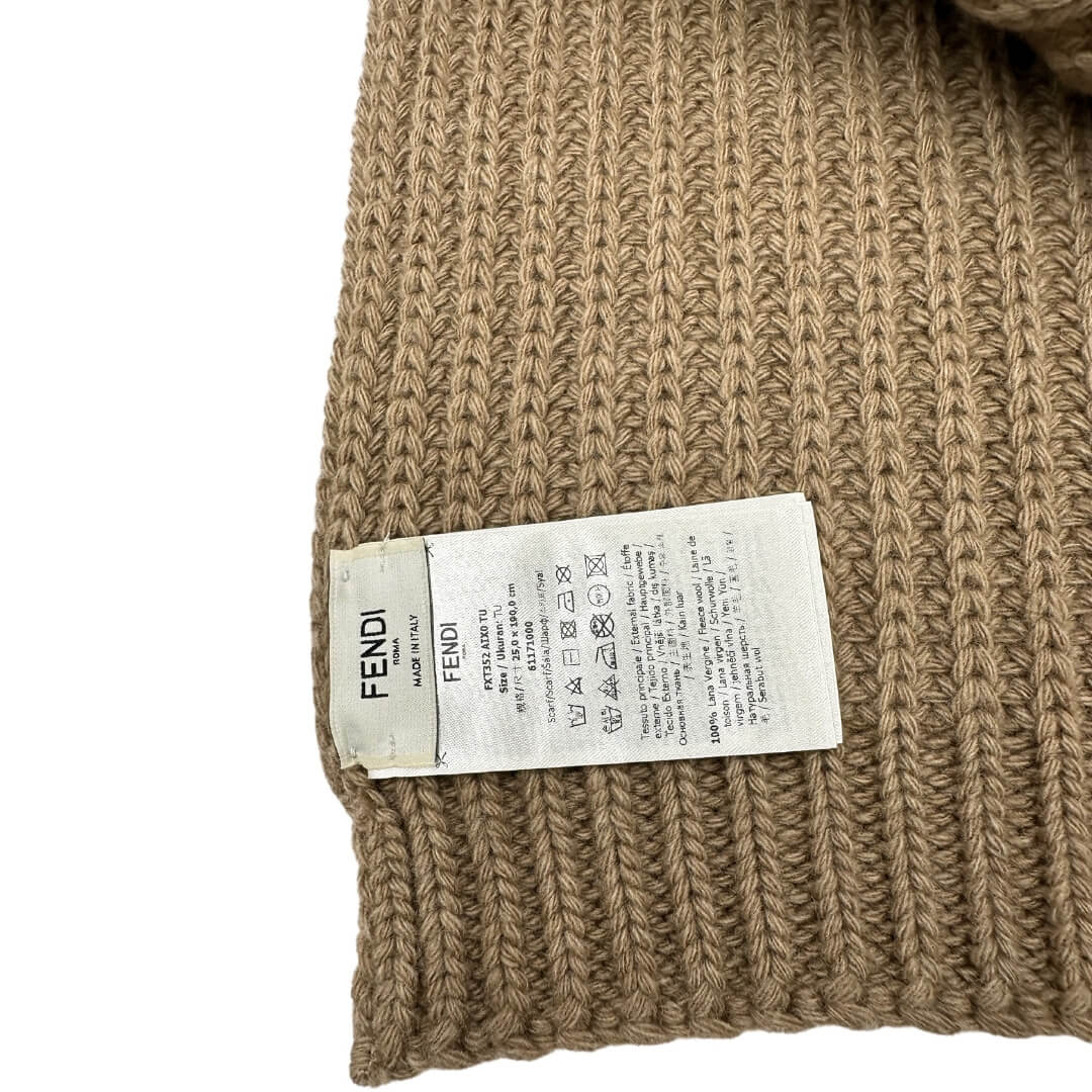 Set combinato con sciarpa e cappello Fendi usato, originale, in condizioni eccellenti.