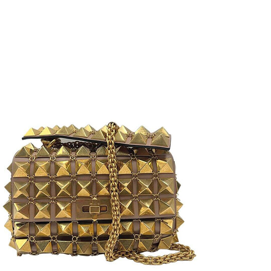 Scopri la Valentino Garavani Rockstud: una borsa di lusso unica, con dettagli in metallo dorato e un design audace ed elegante, ideale per un look di grande impatto.