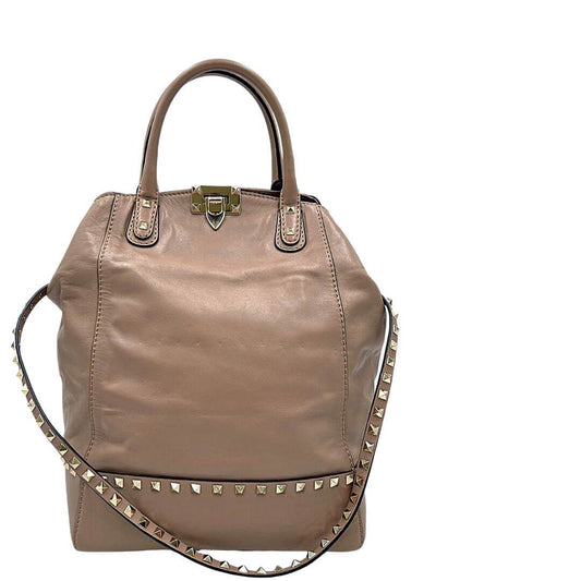 Borsa Valentino Garavani in pelle nude con borchie piramidali lungo le finiture, rifinita con parti metalliche dorate; munita di manici stondati e tracolla amovibile. Originale, usato, in condizioni ottime.