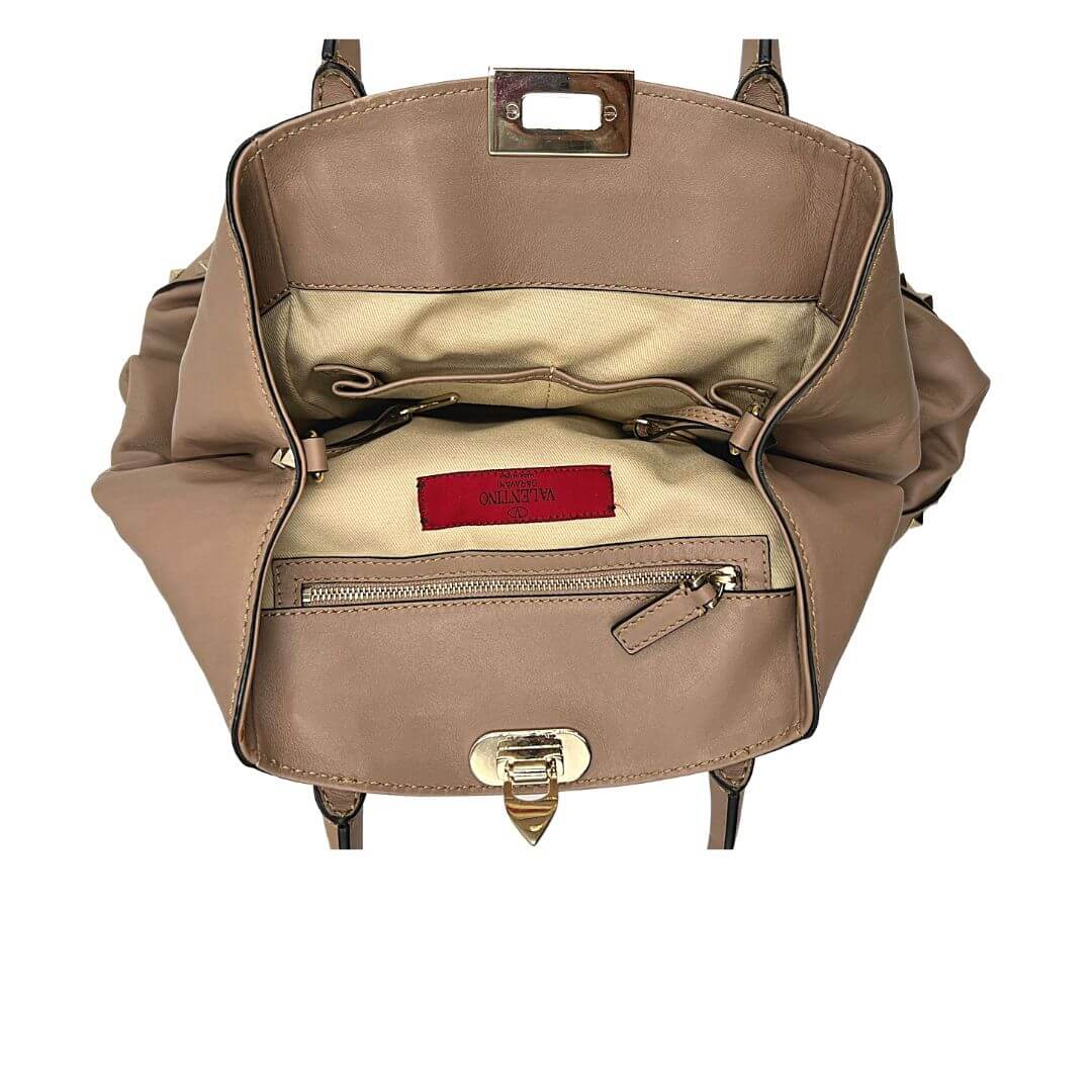 Interno Borsa Valentino Garavani in pelle nude con borchie piramidali lungo le finiture, rifinita con parti metalliche dorate; munita di manici stondati e tracolla amovibile. Originale, usato, in condizioni ottime.