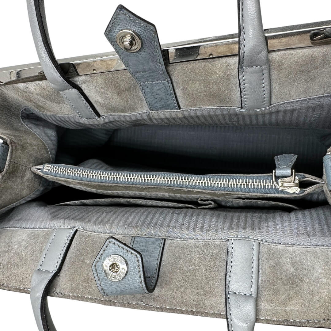 Borsa Fendi in pelle color azzurro polvere rifinita con parti metalliche argentate; munita di doppi manici stondati e una tracolla amovibile, interno
