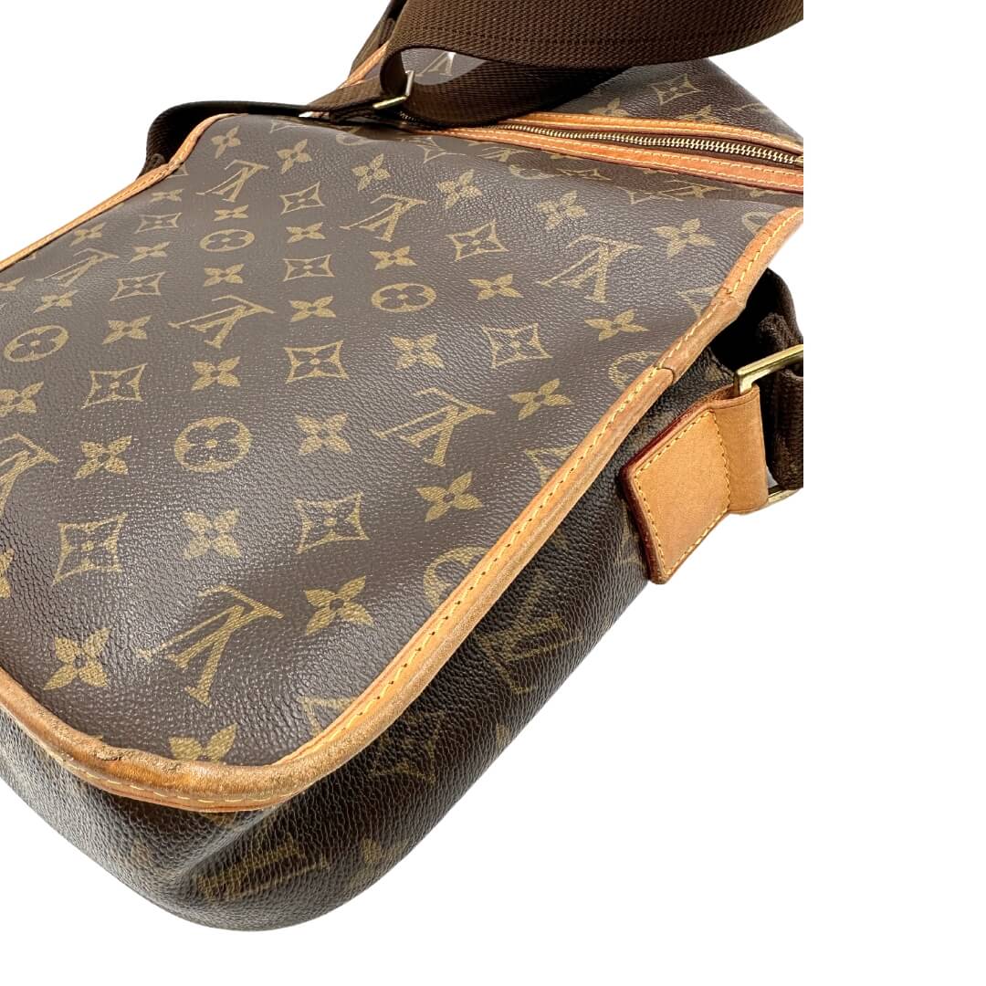 Borsa Messenger Bosphore Louis Vuitton in canvas marrone monogram con finiture in vacchetta naturale, tracolla in tessuto regolabile e parti metalliche dorate. Originale, usato, in condizioni ottime.