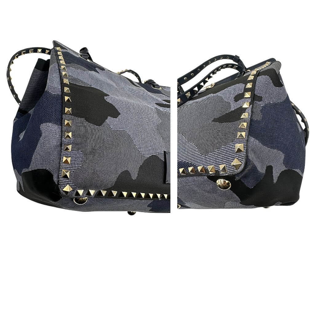 Borsa V.G. in tessuto camouflage nelle tonalità del blu rifinita con parti metalliche dorate e borchie piramidali; munita di doppi manici e una tracolla amovibile, angoli