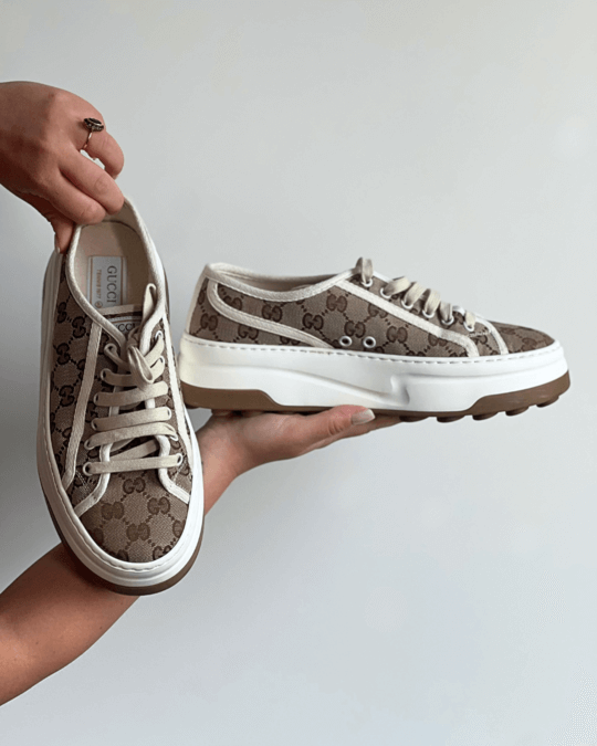 Sneakers basse donna Gucci beige con logo GG su tela, suola chunky bianca in gomma e finiture vintage, perfette per look casual e streetwear di tendenza.