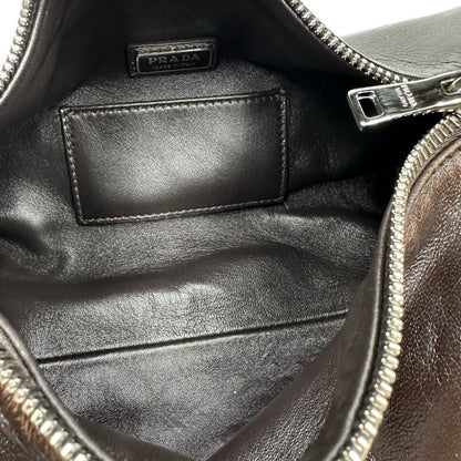 interno Borsa Prada in pelle marrone effetto distressed con parti metalliche argentate; munita di un manico singolo e una tracolla amovibile e regolabile. Completa di scatola, di lusso, originale, ottime condizioni. 