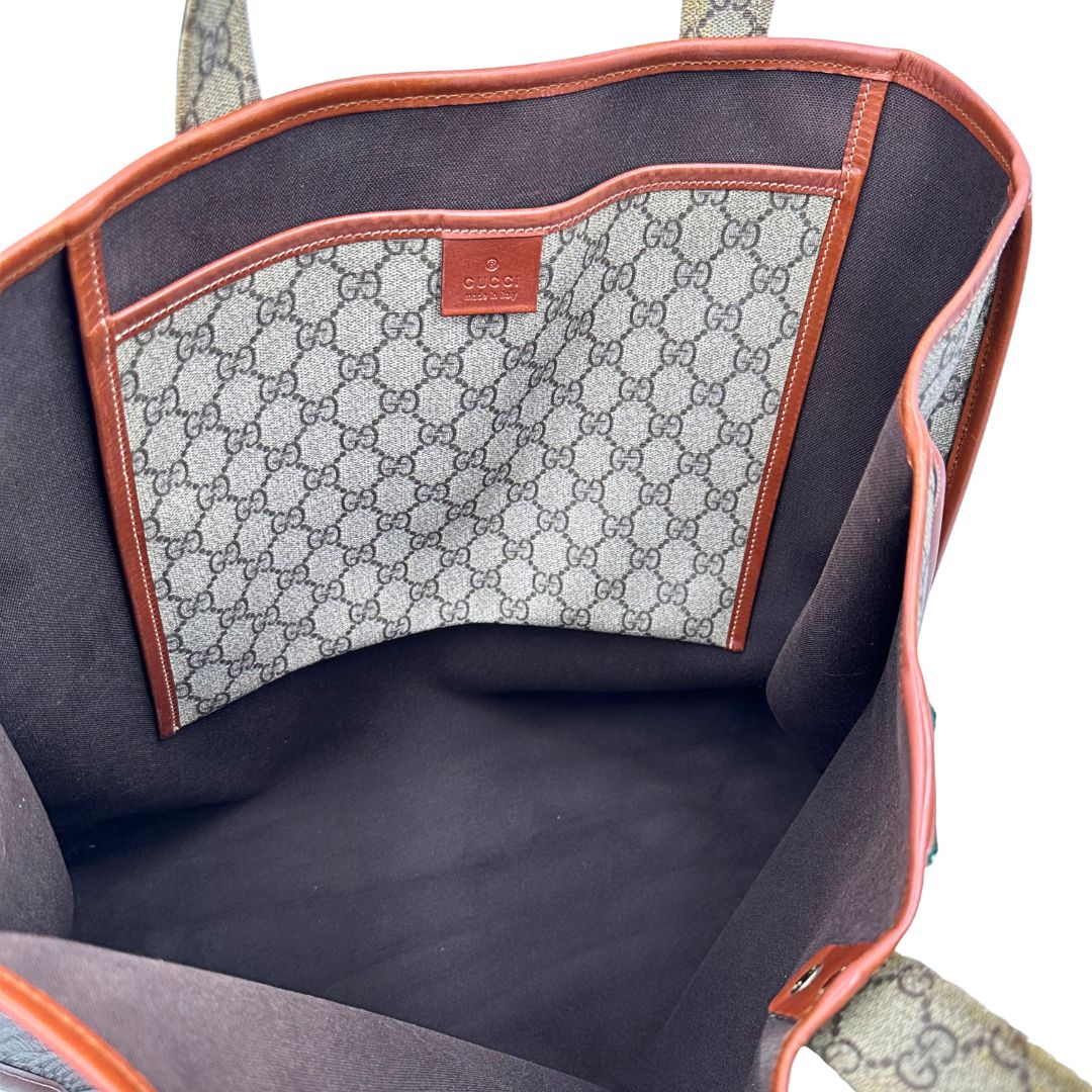 interno Tote Gucci in canvas GG beige con profili in pelle marrone e dettaglio Web verde e rosso, munita di doppi manici, indossabile a spalla, di lusso, originale, ottime condizioni. 