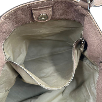 interno Borsa Tod's in pelle martellata color rosa cenere con parti metalliche argentate; munita di doppi manici e una tracolla regolabile. Completa di dustbag, di lusso, originale, ottime condizioni. 