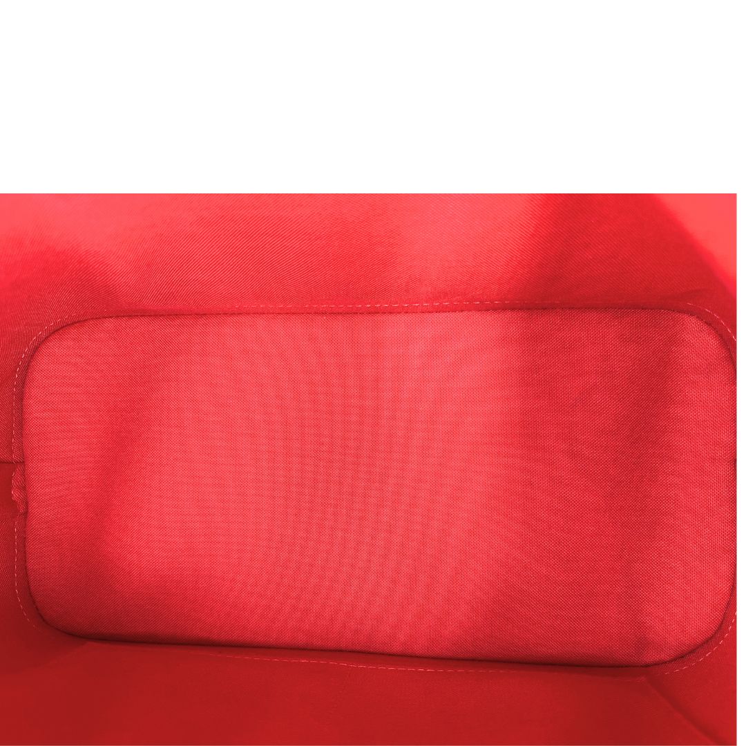 Interno, Strutturata borsa Alma PM LV in canvas Damier Ébène e hardware dorato, indossabile a mano oppure a tracolla.