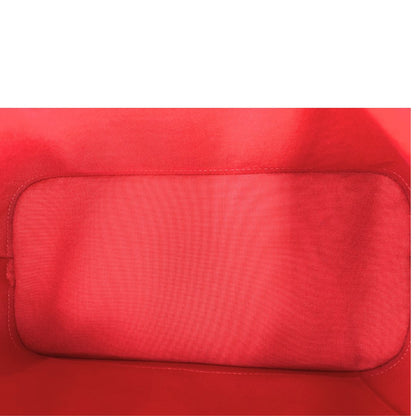 Interno, Strutturata borsa Alma PM LV in canvas Damier Ébène e hardware dorato, indossabile a mano oppure a tracolla.