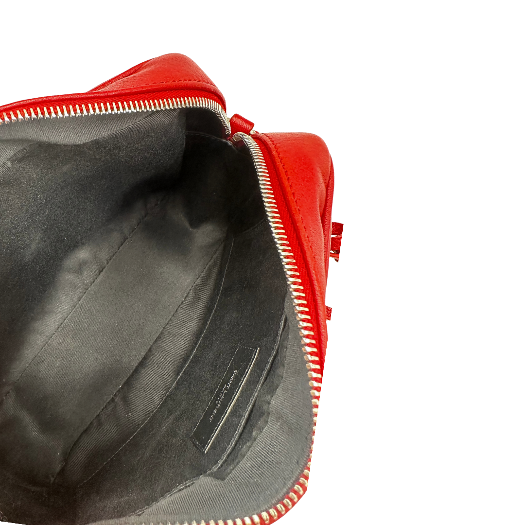 Interno, Borsa Saint Laurent in pelle rossa con hardware argentato decorativo, iconiche iniziali YSL al centro e nappa decorativa. Indossabile a tracolla. Originale, usata, di lusso, in ottime condizioni.