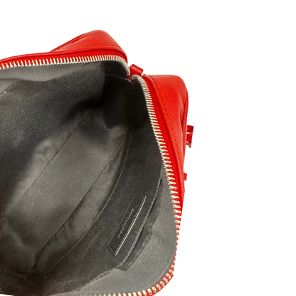 Interno, Borsa Saint Laurent in pelle rossa con hardware argentato decorativo, iconiche iniziali YSL al centro e nappa decorativa. Indossabile a tracolla. Originale, usata, di lusso, in ottime condizioni.