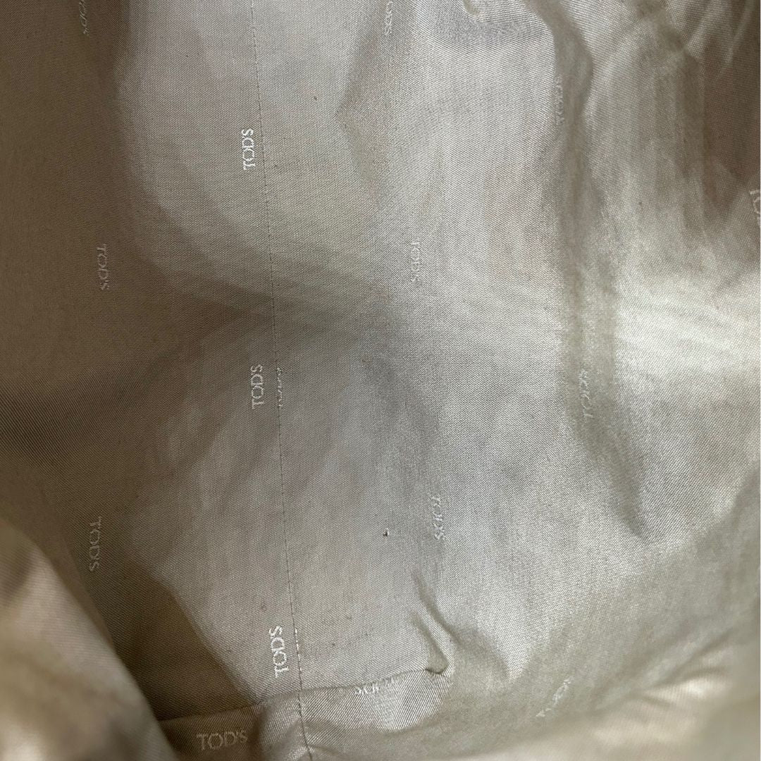 interno Borsa Tod's in pelle martellata color rosa cenere con parti metalliche argentate; munita di doppi manici e una tracolla regolabile. Completa di dustbag, di lusso, originale, ottime condizioni. 