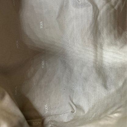 interno Borsa Tod's in pelle martellata color rosa cenere con parti metalliche argentate; munita di doppi manici e una tracolla regolabile. Completa di dustbag, di lusso, originale, ottime condizioni. 