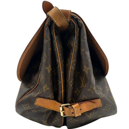 laterale Borsa Saumur 35 Louis Vuitton in canvas marrone monogram con finiture in vacchetta naturale e parti metalliche dorate; da indossare a tracolla, di lusso, originale, ottime condizioni. 