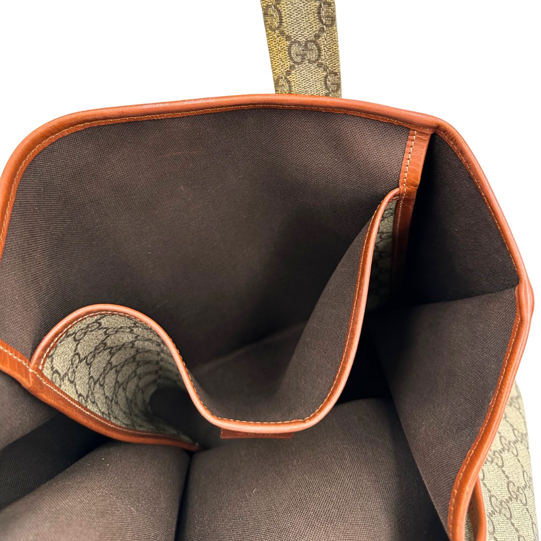 interno Tote Gucci in canvas GG beige con profili in pelle marrone e dettaglio Web verde e rosso, munita di doppi manici, indossabile a spalla, di lusso, originale, ottime condizioni. 