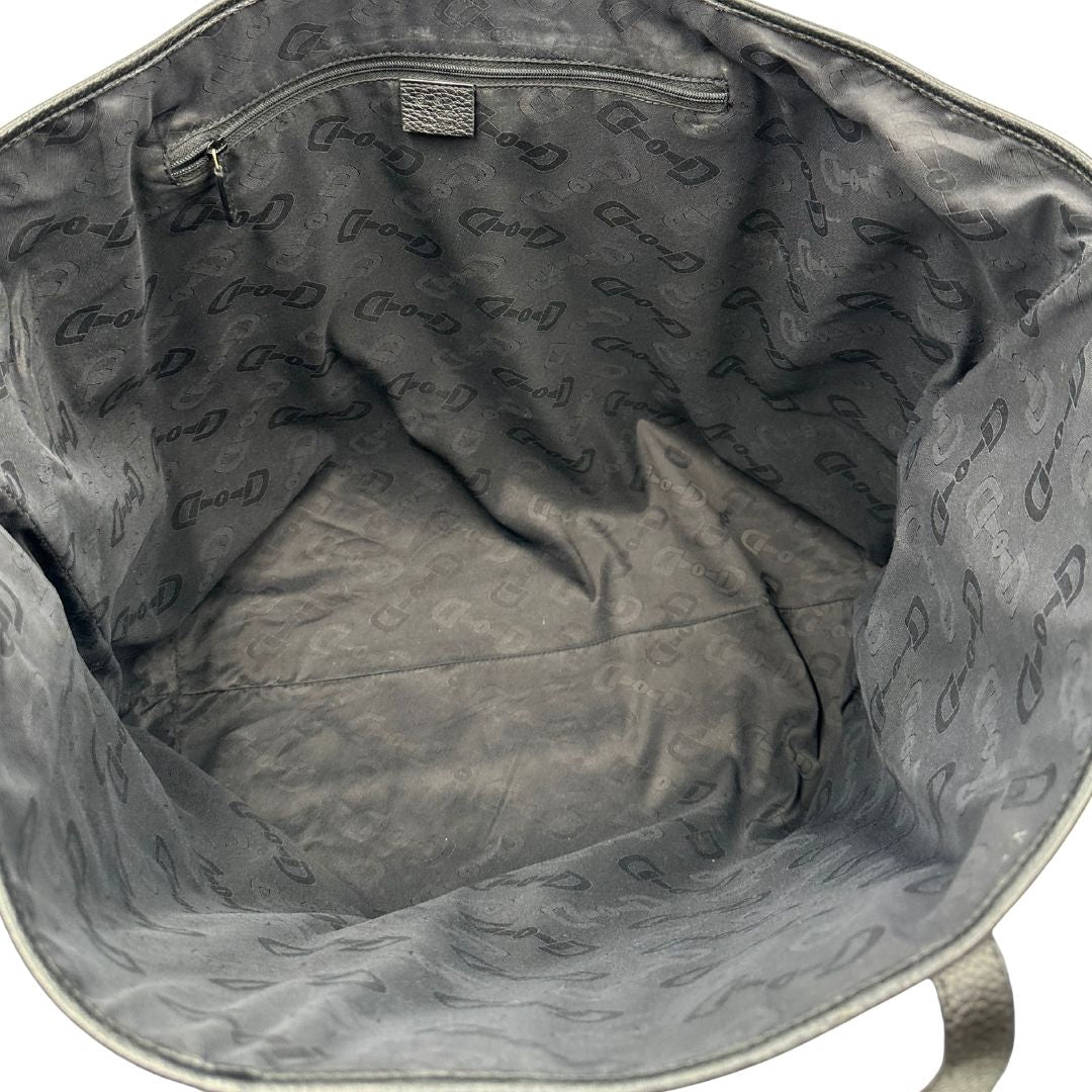 interno della Borsa Gucci in canvas GG antracite con finiture in pelle martellata; munita di doppi manici, indossabile a spalla. Completa di dustbag, di lusso, originale, ottime condizioni.  