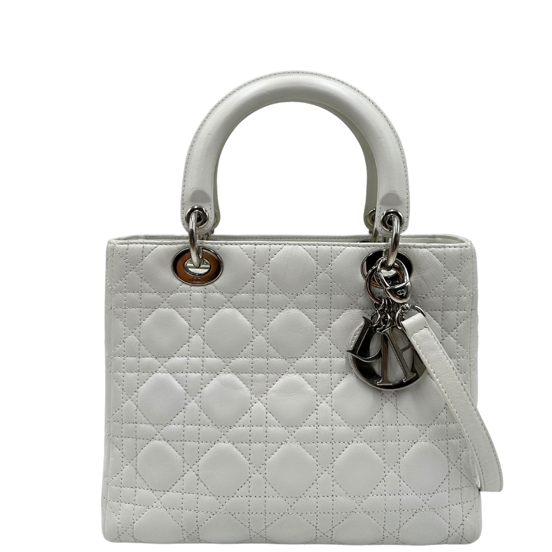 Borsa Lady Dior media in trama cannage e realizzata in pelle bianca. Borse di lusso usate ed originali